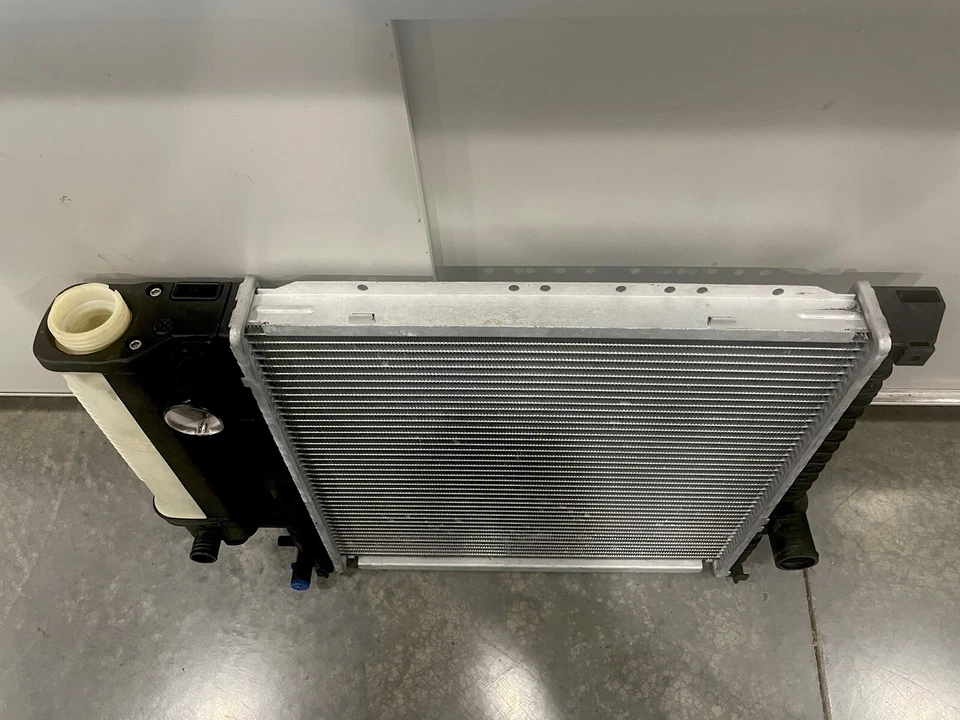 1996-2002 BMW Z3 ROADSTER E36/7 ~ RADIADOR ~ 17111728907 - Imagem 2 de 4