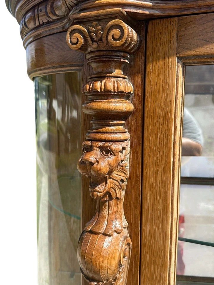 Antiguo gabinete de porcelana de vidrio curvo tallado con grifo de roble victoriano de R.J. Horner Foto 3 de 4