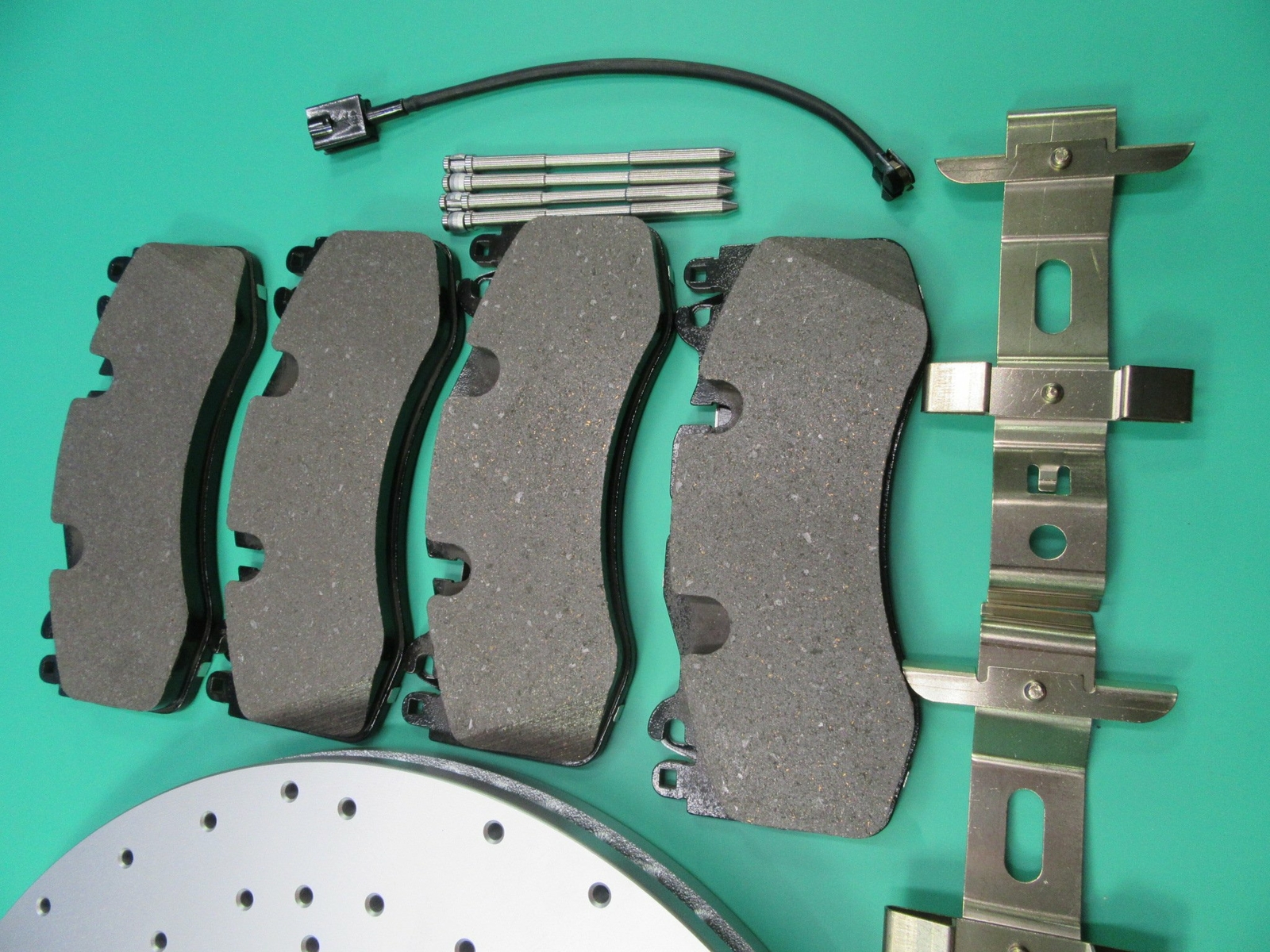 Maserati Levante front rear brake pads low dust & drilled rotors