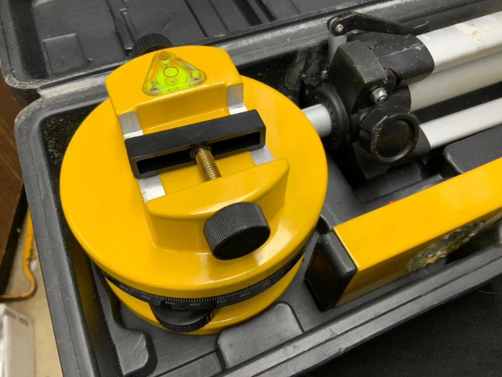 Professional Laser Level with Tripod and Carrying Case V18923