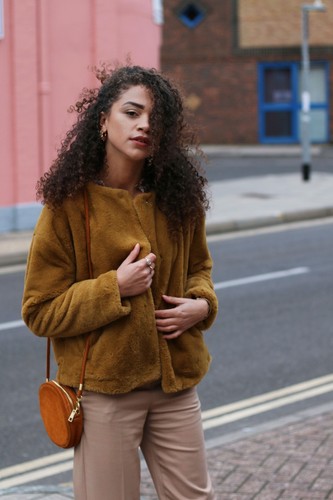Ref Moutarde 8338 Fourrure Veste Moutarde Taille L 280 Fausse Zara xqIg0wRpw