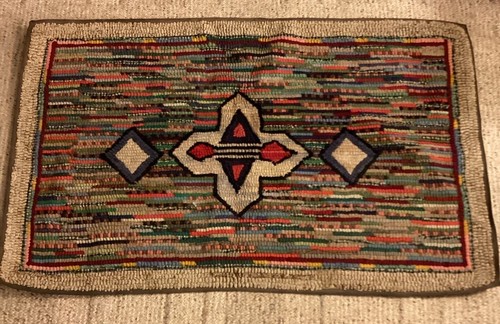EXTREMADAMENTE RARA Alfombra Antigua REVERSIBLE Enganchada a Mano Arte Popular 39.5” X 24” ÚNICA - Imagen 6 de 10