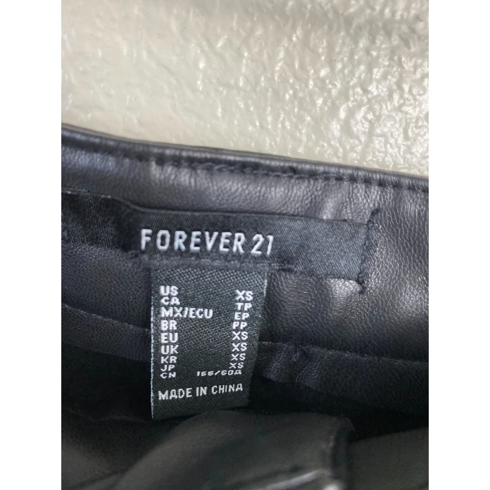 Pantalones cargo Forever 21 imitación cuero para mujer talla XS negros Moto Y2k años 90 contemporáneos Foto 3 de 4