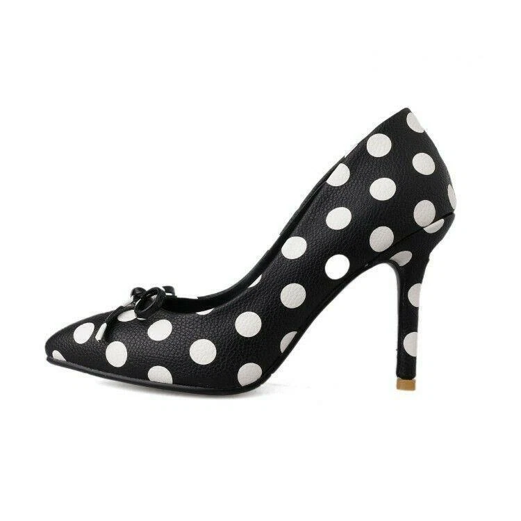 scarpe a pois bianche e nere