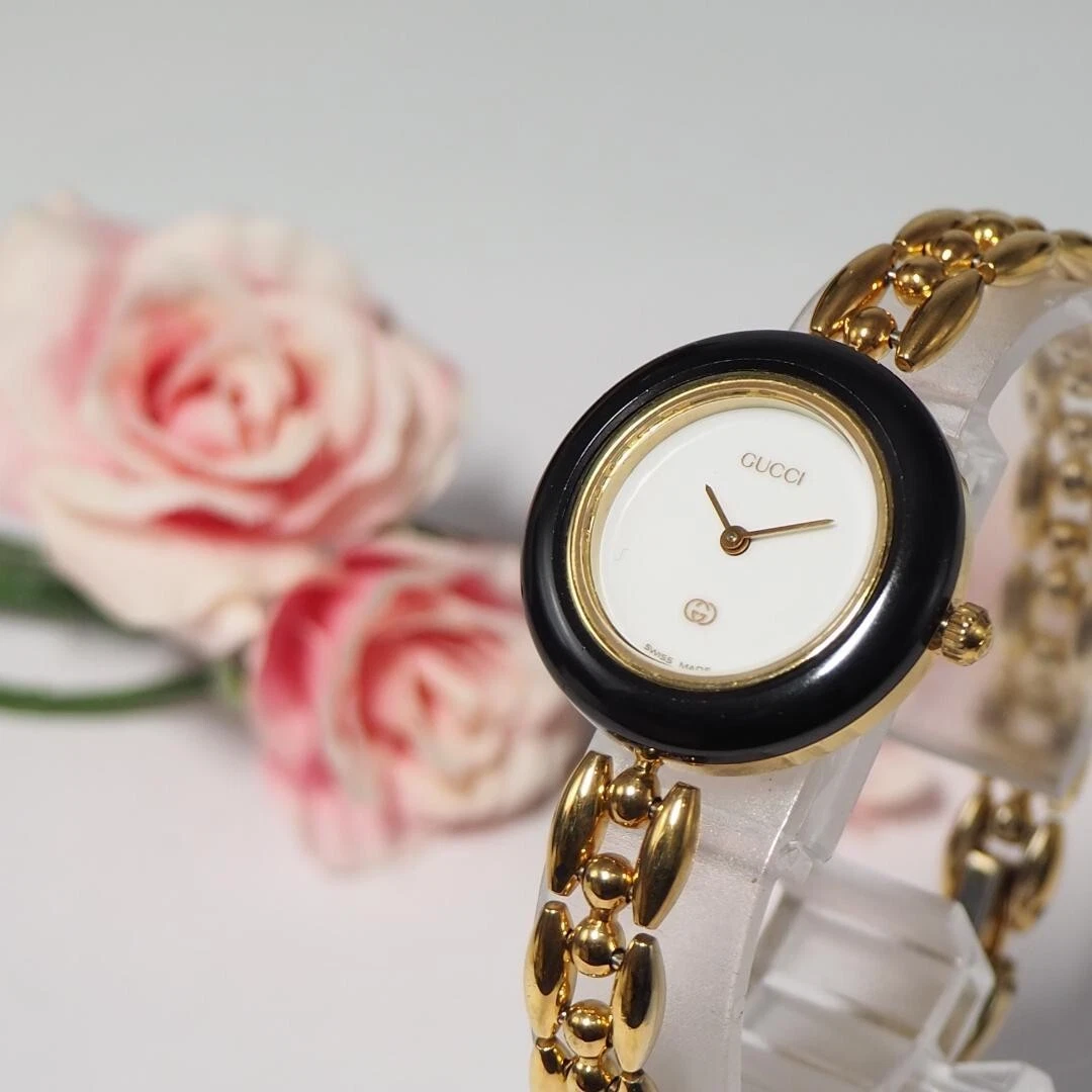 Montre Gucci lunette à changement quartz 25 mm pour femme cadran blanc fabrication suisse Japon