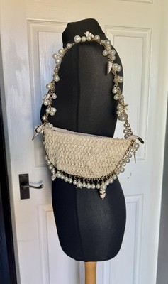 Kleine Raffia Halbmond Perlen Muschel Gold Kette Schultertasche Handtasche Neu ohne Etikett