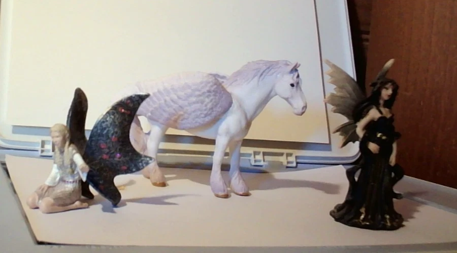 Hermoso caballo Pegaso con brillo más dos hadas diferentes Foto 2 de 3