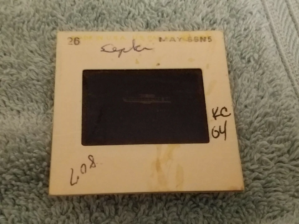 TREN KC04 Slide * Autobús de colección con vagones y personas frente a casa cielos oscuros Foto 2 de 3