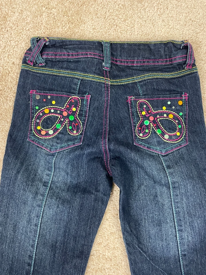 Pantalones de mezclilla Akdmks para niñas jóvenes 23x18 elásticos regulares rectos bordados azules Foto 4 de 4