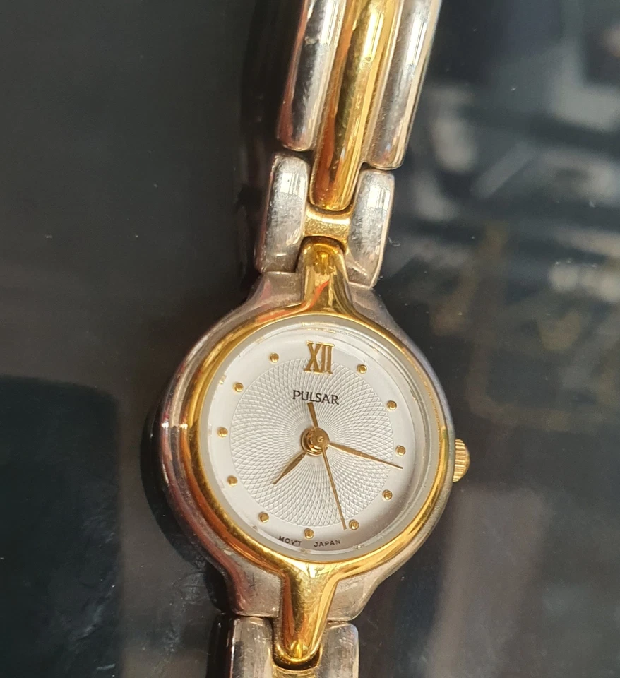 Pulsar V811-X036 Reloj de Vestir Analógico para Mujer Acero Inoxidable Banda de Dos Tonos Foto 2 de 4