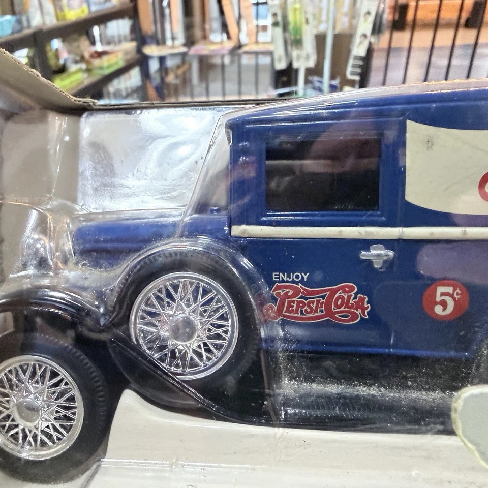 Banco de Metal Fundido Pepsi Cola Modelo A Ford Liberty Classics Edición Limitada Foto 4 de 4