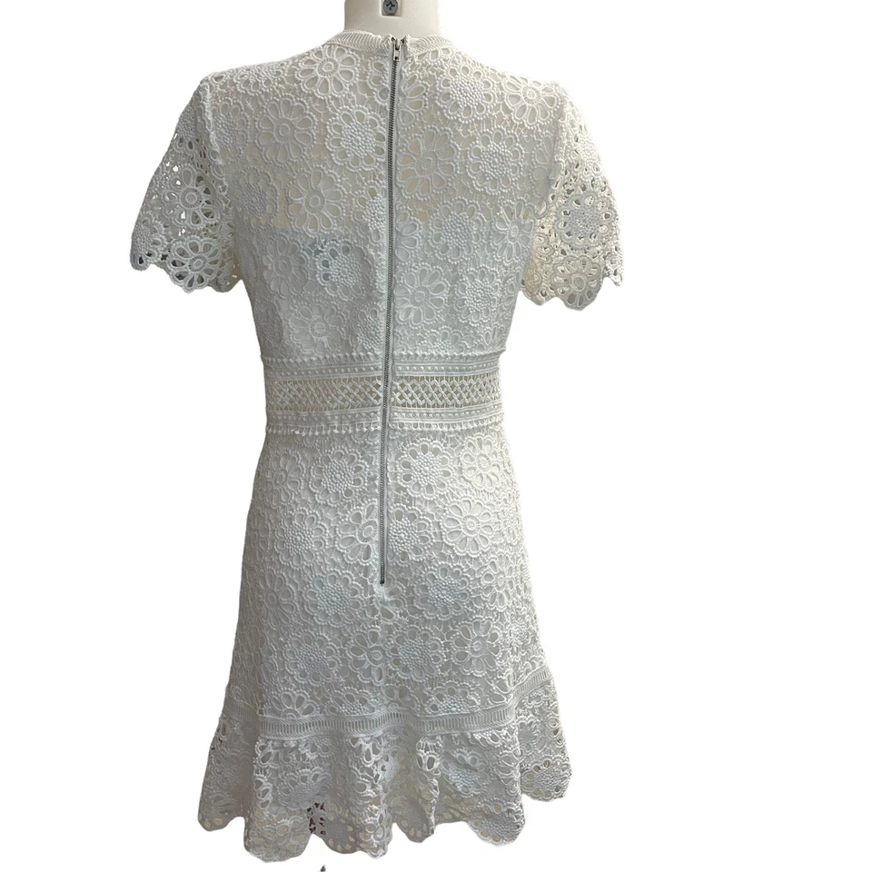 AQUA белый вышитый / кружева оболочка скольжения платье, ворота с короткими рукавами sz M - Изображение 4 из 4