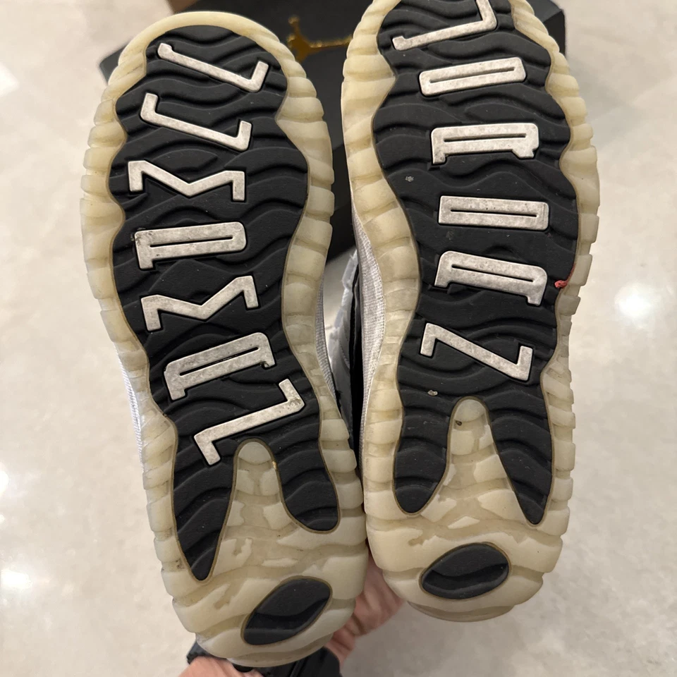 Air Jordan 11 Retro PS Gratitude Defining Moments 2Y Mo caja de repetición Foto 4 de 4