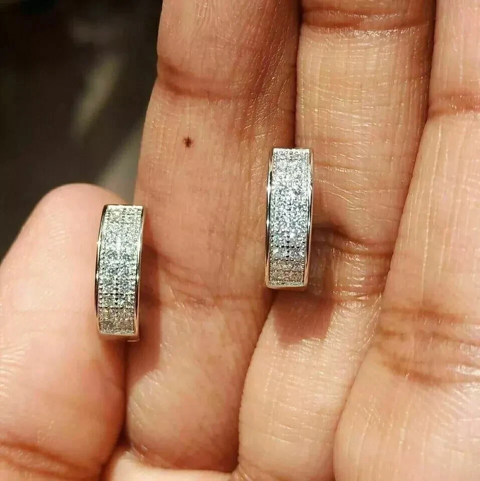 Aretes tipo argolla Huggie de diamantes redondos creados en laboratorio de 2 quilates para hombre enchapados en oro blanco de 14 quilates Foto 4 de 4