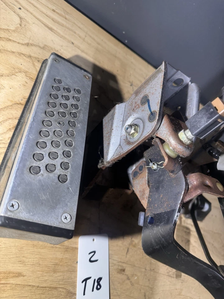 03-08 Nissan G35 350Z Manual Trans MT Brake And Clutch Pedal Set Oem - Image 3 of 4