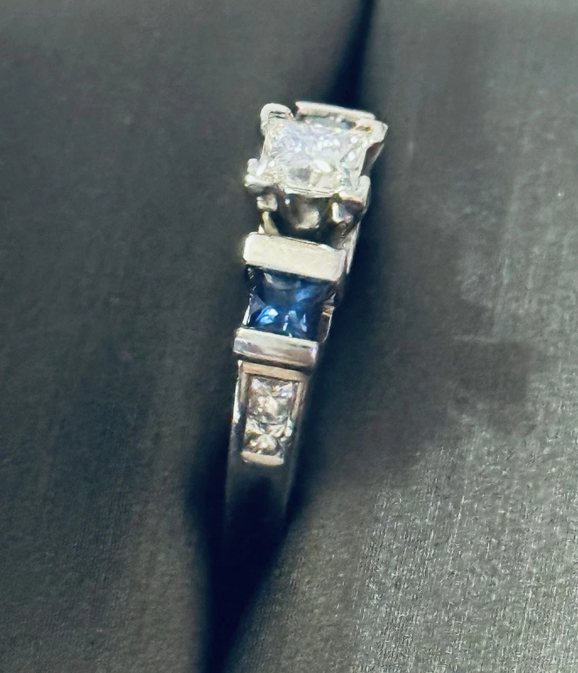 Anillo de compromiso de diamantes y zafiros de oro de 14k para dama Foto 2 de 4