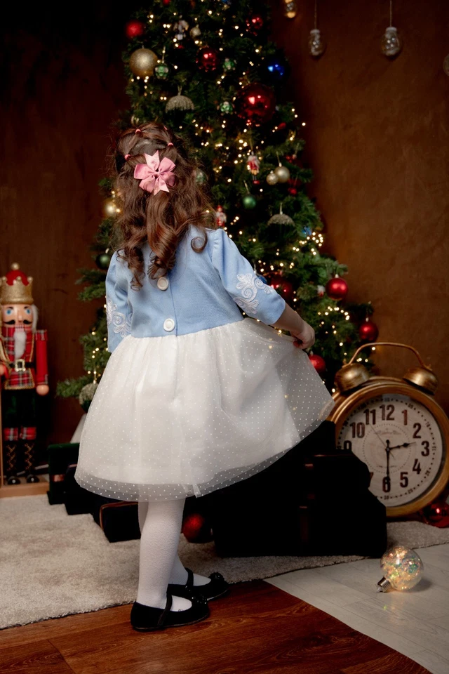 Vestido de Año Nuevo Hecho a Mano "Copo de Nieve" para Niñas con Bordado en Azul y Blanco Foto 4 de 4