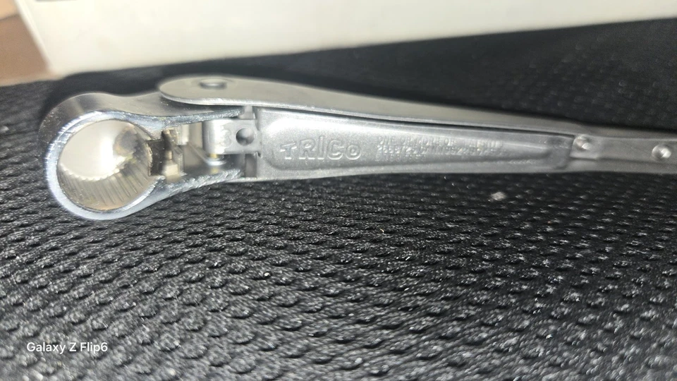 Brazo limpiaparabrisas Corvette GM #3724031 lado izquierdo 1956 a 1962 c1 vette nuevo en stock  Foto 3 de 4