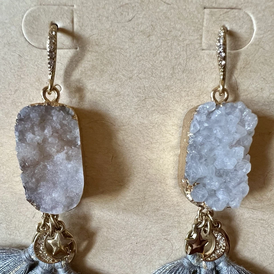 Brincos de borla cinza/dourado Chloe + Isabel Dreams Of Provence, novos - Imagem 2 de 3