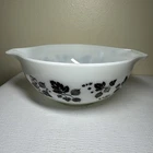 Pyrex 443 Black White Gooseberry 2.5 qt quart Cinderella Mixing Bowl