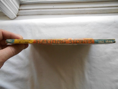 STARTLING STORIES...PULP MAGAZINE FALL 1943 - Picture 3 of 4
