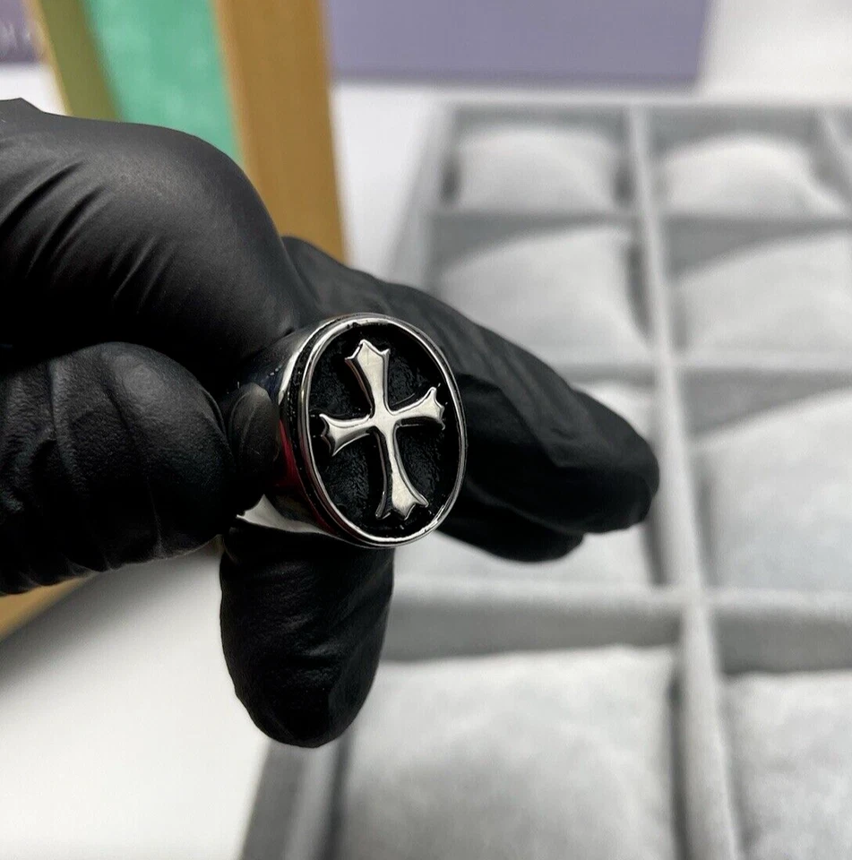 Anello Uomo Croce colore argento nero in acciaio inossidabile misura 22 italiana - Immagine 2 di 4