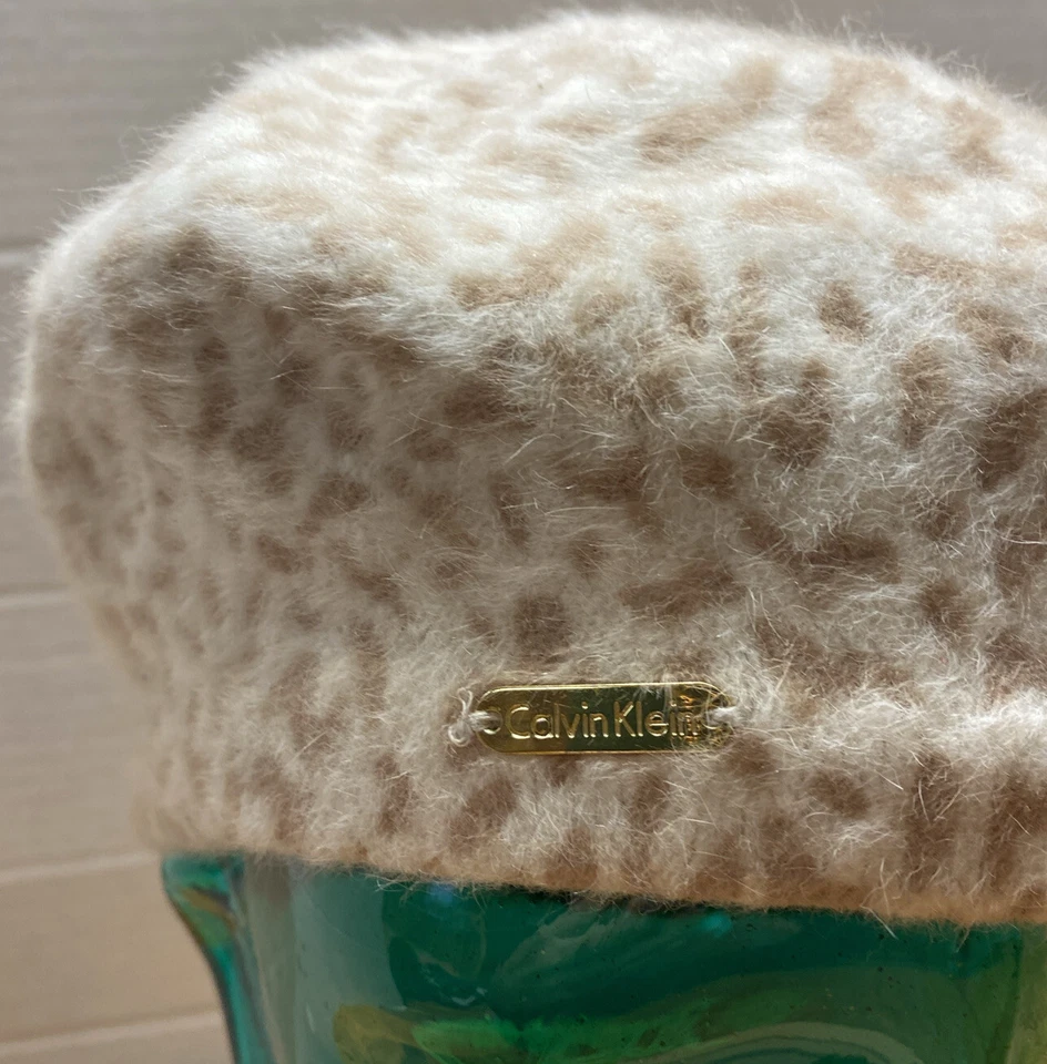 BOINA CALVIN KLEIN COLOR CREMA MEZCLA ANGORA, ESTAMPADO ANIMAL TOSTADO.   MUY LINDO!  07 Foto 2 de 3