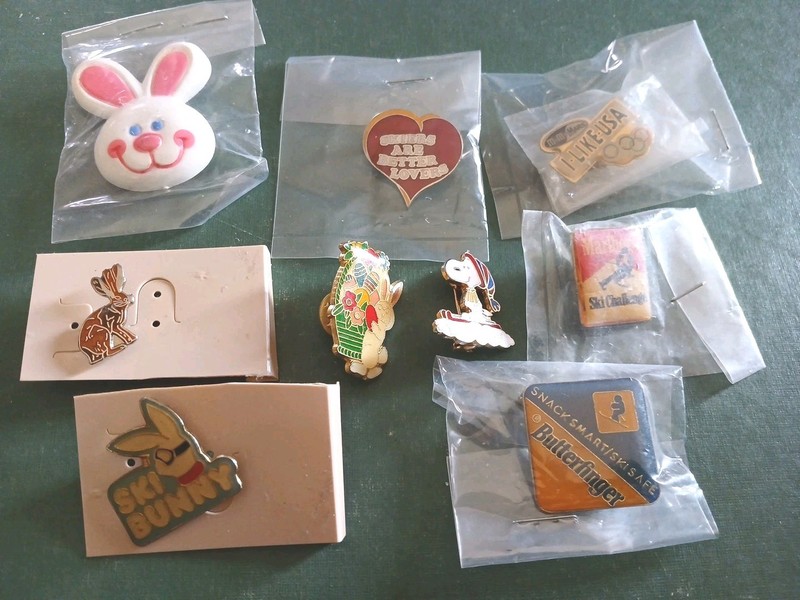 9 Vintage Novelty/Ski Pins•bunny•Snoopy•marlboro•Mars•better Lovers•jackalope 