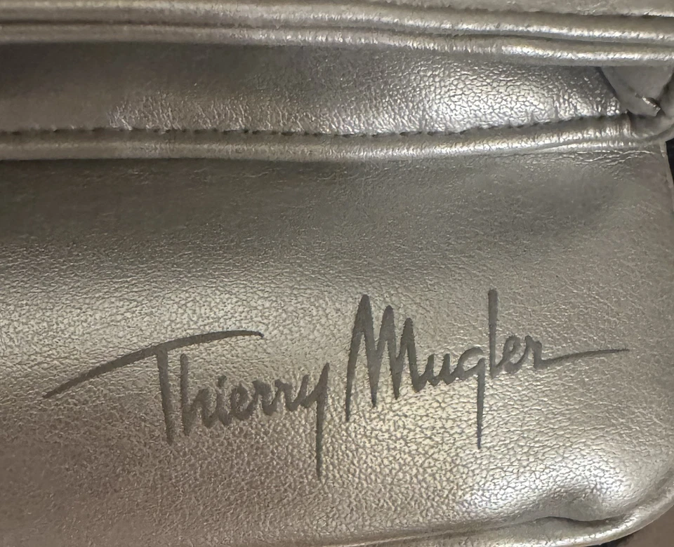 Bolso sin asas Thierry Mugler plegable magnético metálico plateado con borla cremallera Foto 3 de 4