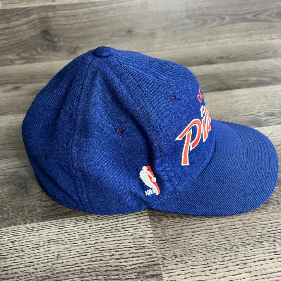 De Colección Detroit Pistons Gorra Ajustada Juvenil Script Spellout Deportes Especialidades NBA Foto 3 de 4