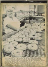 1975 Press Photo Ray Adams, Buttermaid Bakery manager, checking doughnuts, IL