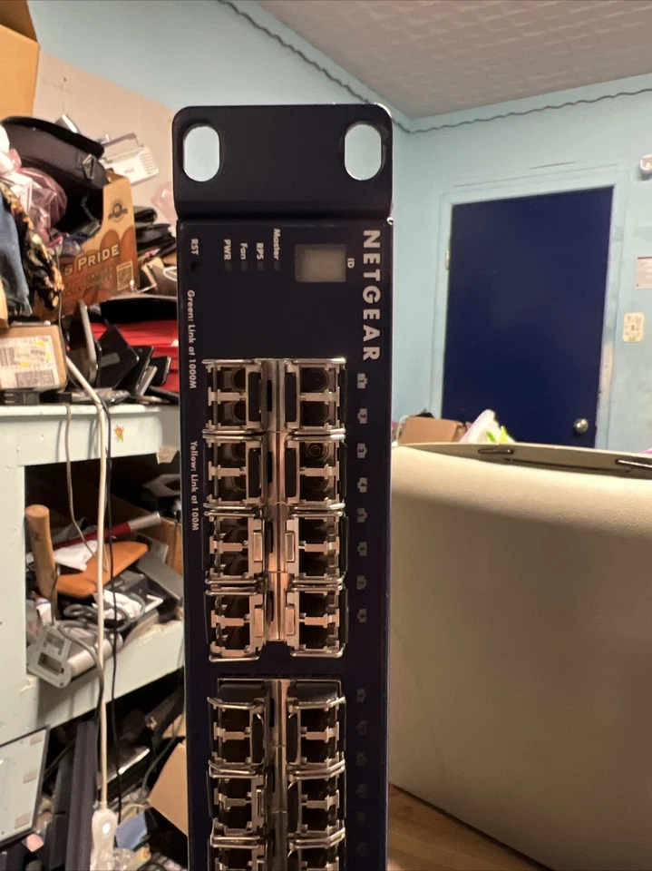 Netgear Prosafe 24 + 4 Gigabit Stackable Switch, GSM7328FS - Image 2 of 4