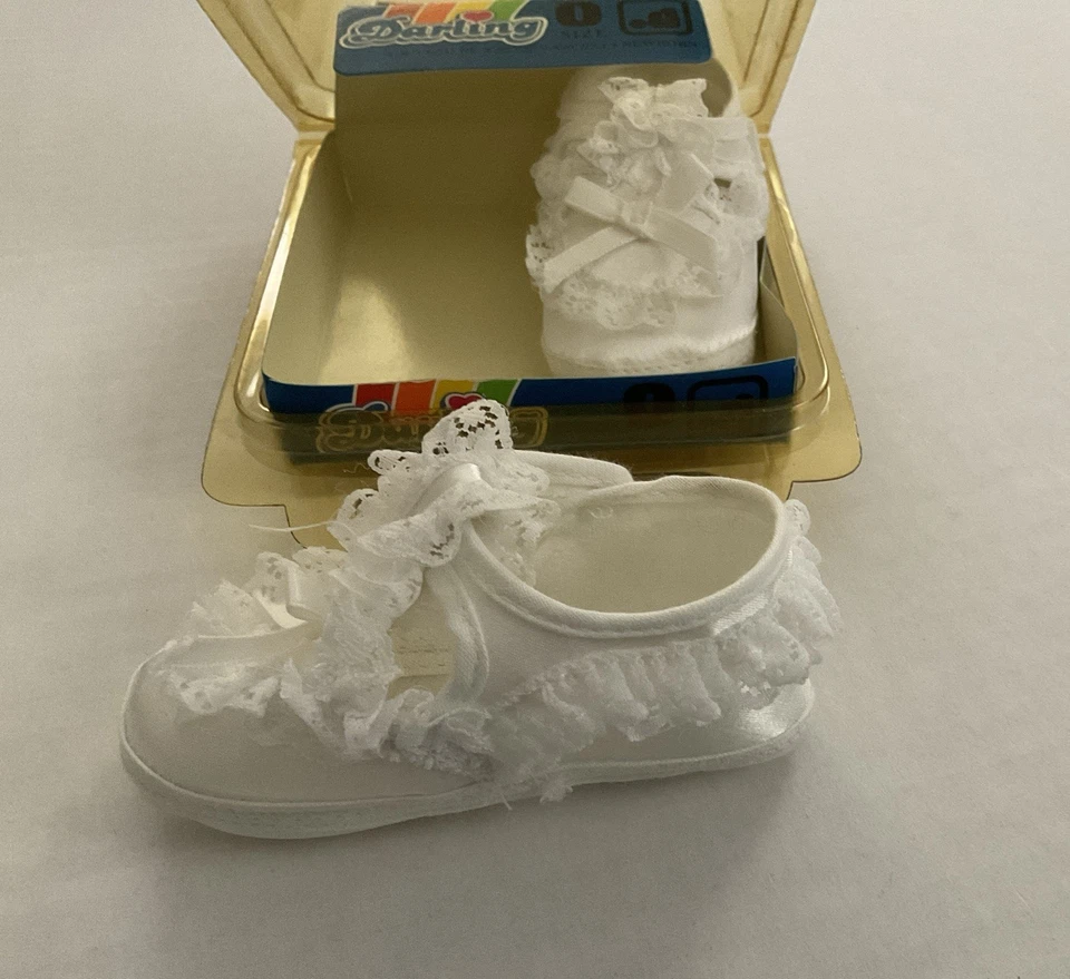 Zapatos para cuna de bebé Darling vintage de satén y encaje, recién nacido talla 0 Foto 4 de 4