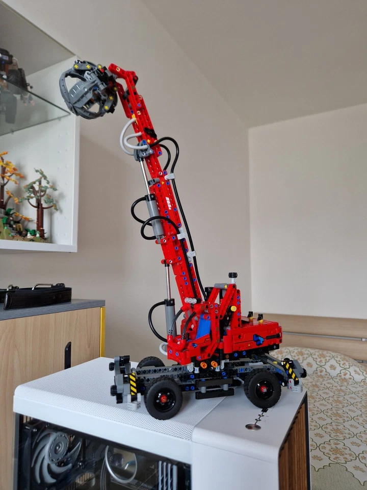 LEGO Technic 42144 Material Handler, foto 2 di 2