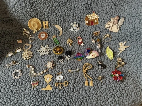 Lot of 40 vintage costume jewelry brooches pins