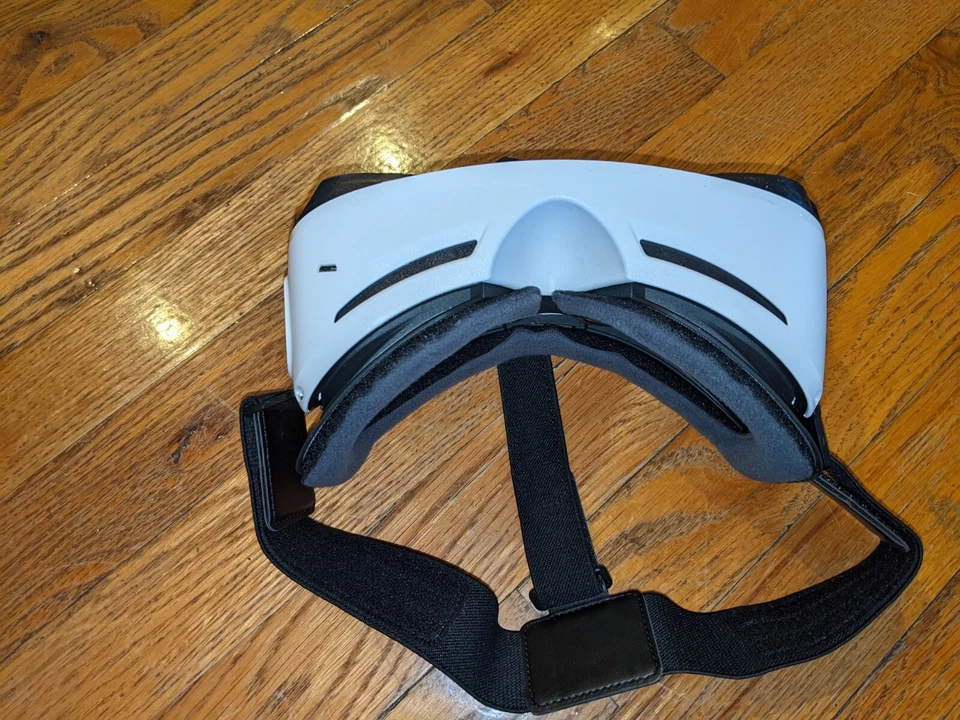 AURICULARES SAMSUNG GEAR VR SIN PROBAR OCULUS SM-R322 FALTA CUBIERTA FRONTAL DE PLÁSTICO Foto 4 de 4