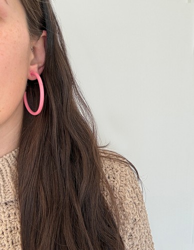 Pendientes de aro tubulares favoritos más pequeños de Sheila Fajl en rosa pintado - Imagen 2 de 4
