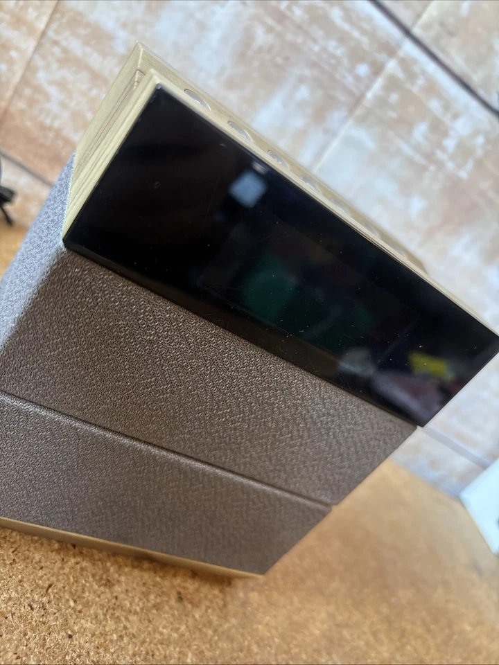 SOUNDFREAQ SOUND RISE SFQ-08 Wood Effect BLUETOOTH SPEAKER ALARM CLOCK RADIO(FM) - Image 3 of 4