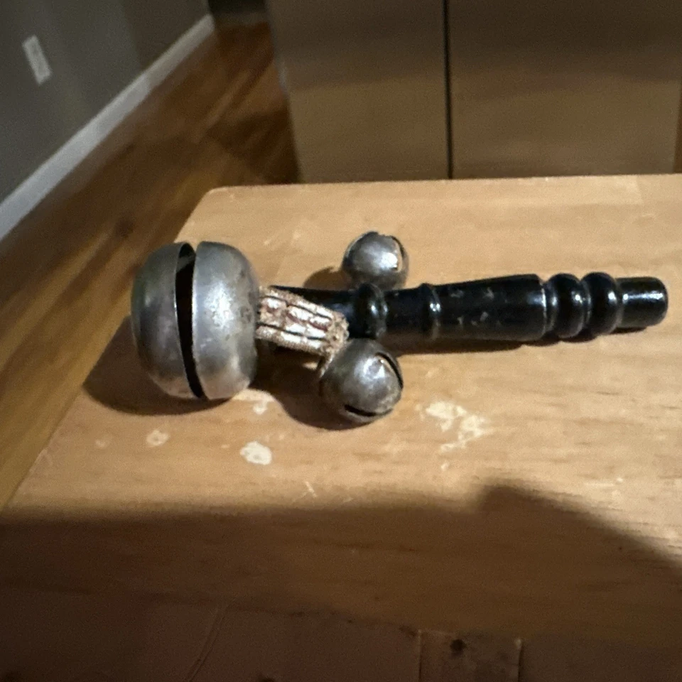 Campanas de sonajero victorianas antiguas mango de madera con dos campanas de tintineo Foto 4 de 4