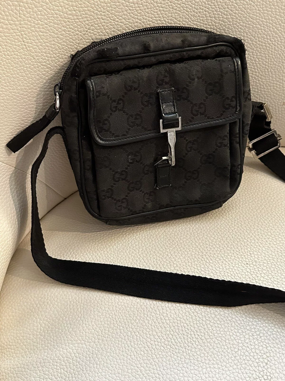Sac à bandoulière vintage Gucci mini toile noire GG PVC suprême. Occasion petit Gucci