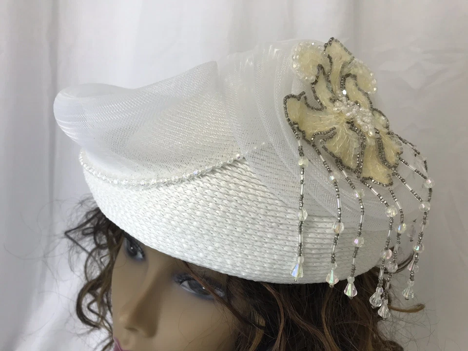 De colección Sombrero Para Mujer Elegante Blanco Malla Envuelto Cuentas Lentejuelas Fascinador Pequeño Mediano Foto 4 de 4