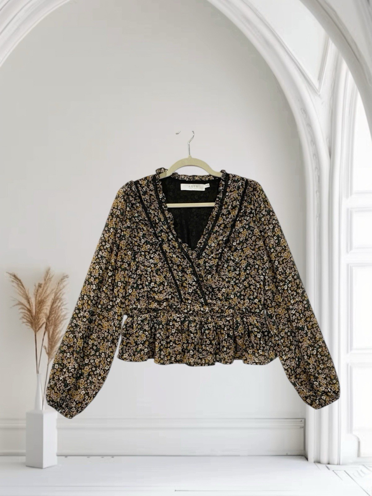 Revolve Astr The Label Ditsy Floral Faux Wrap Peplum Top Women’s Size Medium