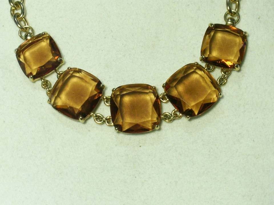 ...RALPH LAUREN...Collar Cadena Tono Oro y Paneles Lucita Ámbar Oscuro... Foto 2 de 4