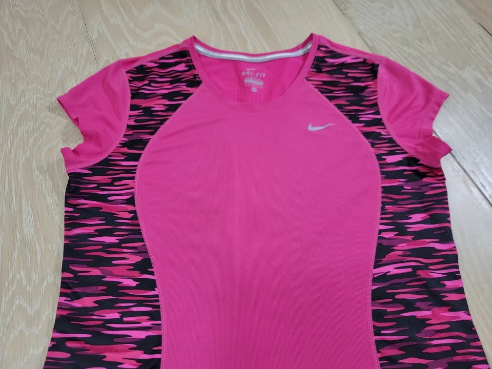Nike Running Women's MEDIUM Vented Lightweight PINK Camo Print Gym Shirt Top - Imagem 3 de 4