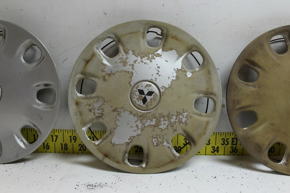 Tampas de cubo usadas OEM 13" MR717658 1995-1996 Mitsubishi Mirage (3397) - Imagem 3 de 4