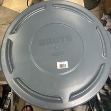 Rubbermaid Commercial Products Gray, 32-Gallon BRUTE self draining lid qty.1