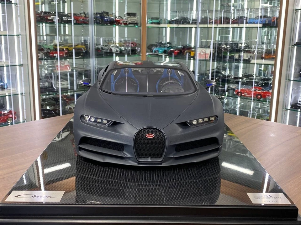 Bugatti Chiron– MR Collection Grey matt / Carbon Fiber -Limited 500  [1/8 Resin] - Image 2 of 4