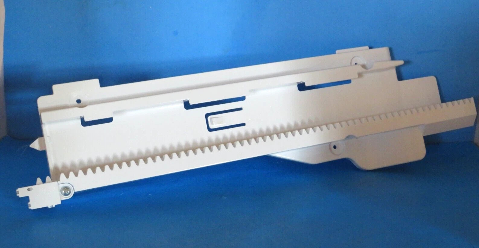 LG Smart Refrigerator LCFC26X: Freezer Drawer Glide Bracket (MEG666871) (P7362)
Opens in a new windo
