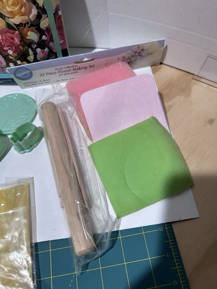 Wilton Gum Paste Flower Making Set (32 Pieces) Vintage 90’s Cake Decorating - Image 3 of 4