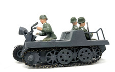 Kettenrad Fahrzeug mit 3 Soldaten 7,5cm Serie Wehrmacht 2WK Blechspielzeug (317)